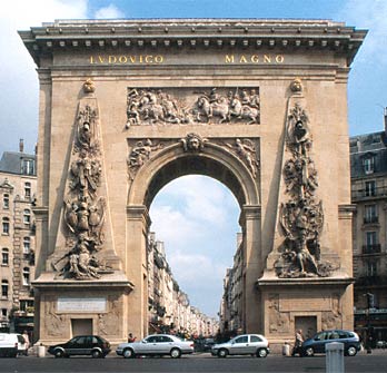 Porte St-Denis seen from rue St-Denis, 2003.