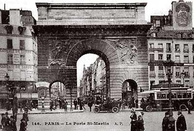 Porte St-Martin with motorized street traffic and pedestrians, ca. 1900.